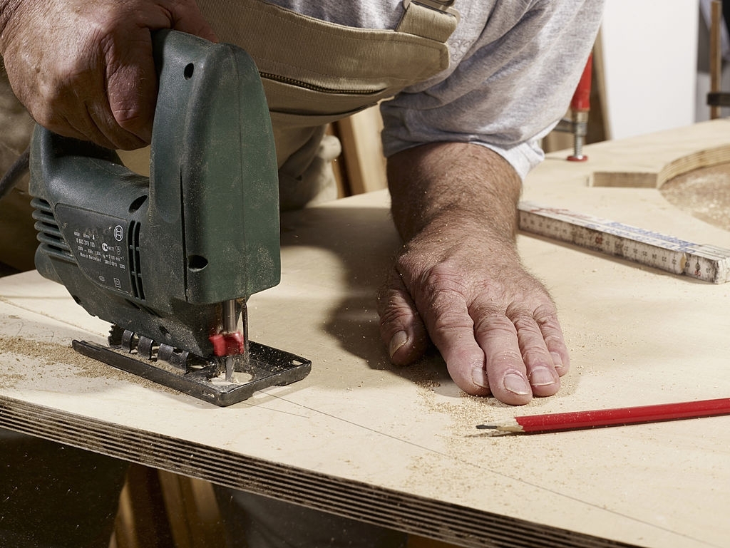 cutting plywood using jigsaw